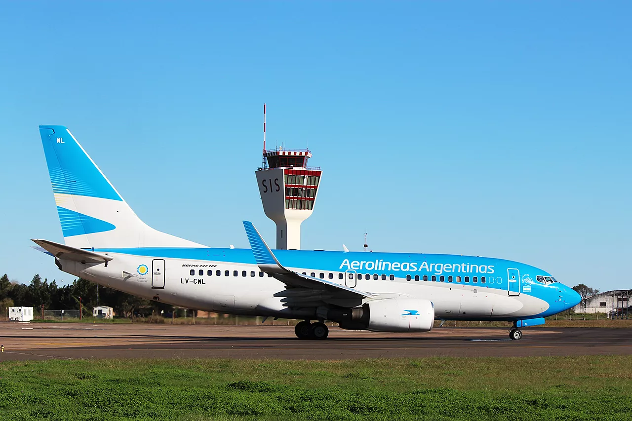 Boeing_737-700_LV-CWL_de_Aerolíneas_Argentinas_en_el_Aeropuerto_Internacional_Resistencia